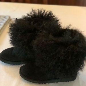 UGG Classic short sheepskin Fur Cuff black boots